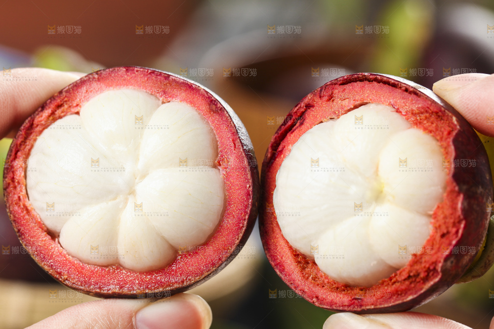 木底上摆放着泰国新鲜山竹