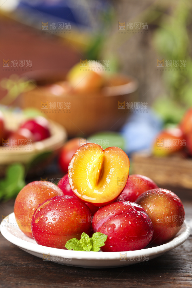 盘子里装着红李子