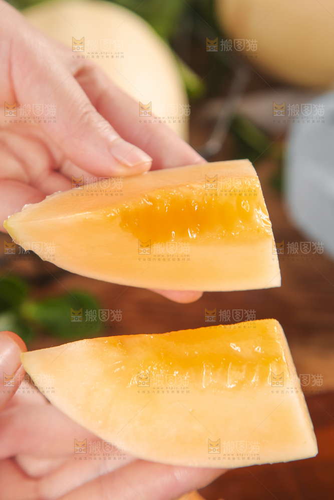 手里拿着东方蜜甜瓜