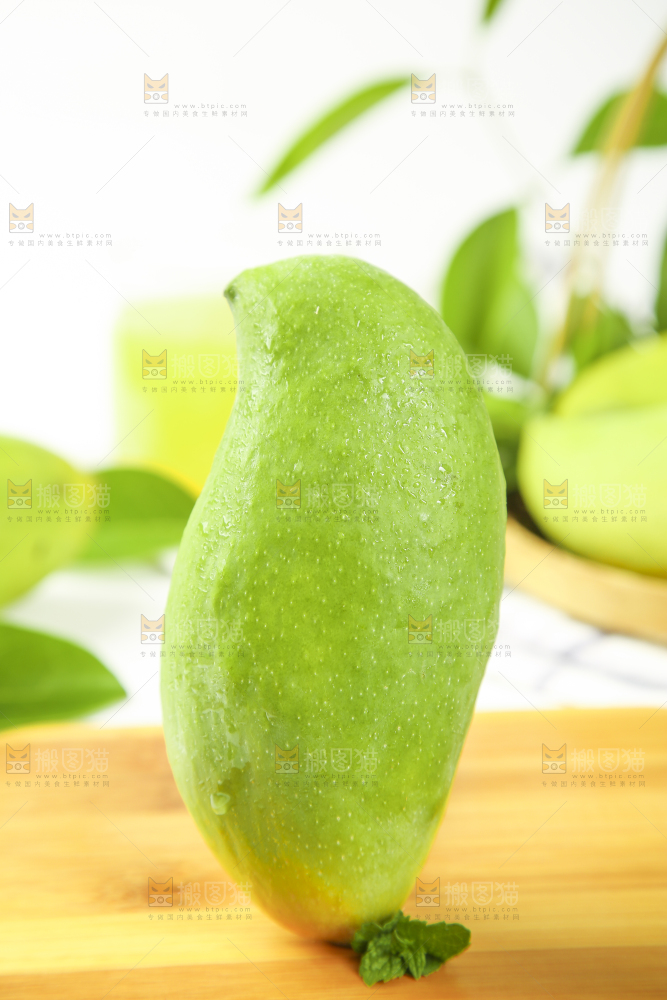木底上摆放着缅甸进口鹰嘴芒