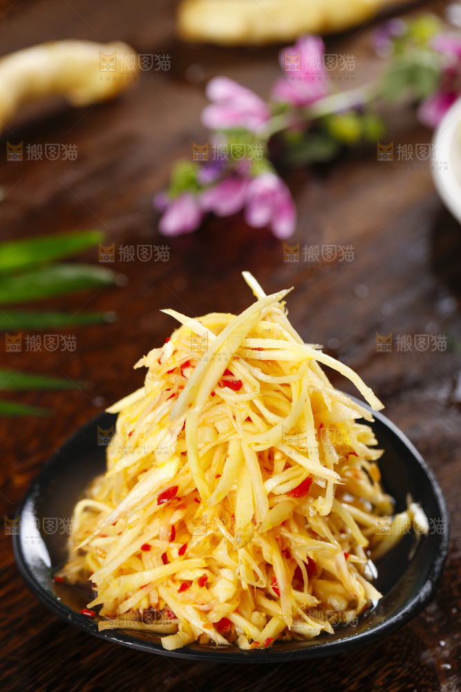 盘里装着凉拌生姜丝