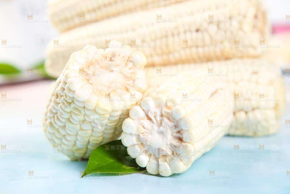 浅底上的牛奶水果玉米
