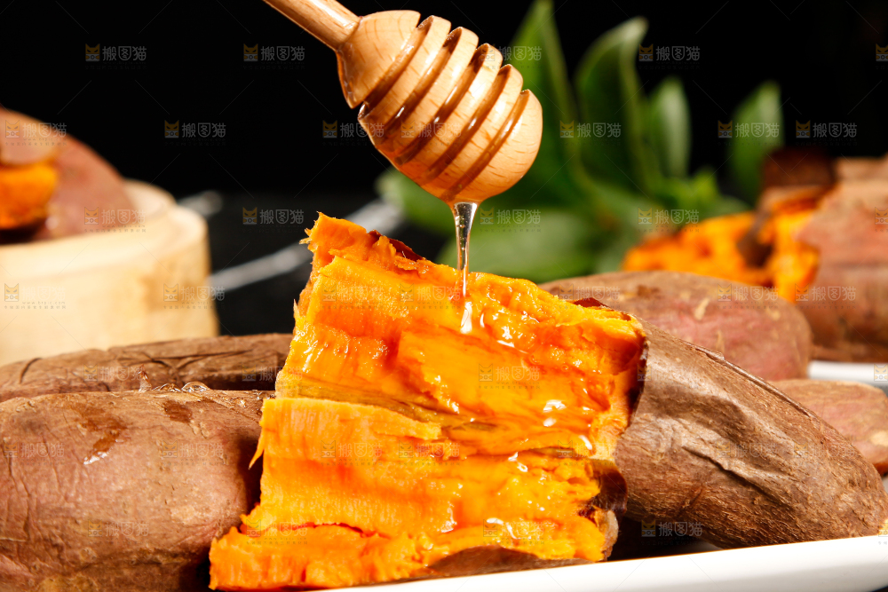 盘子里装着沙地番薯