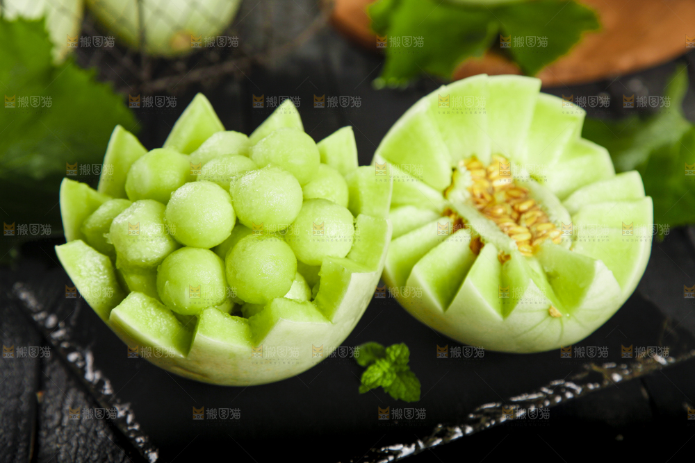 深底上摆放着玉菇甜瓜