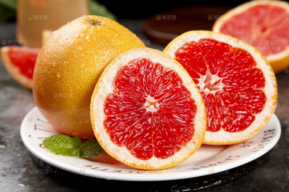 深底上放着南非红心西柚