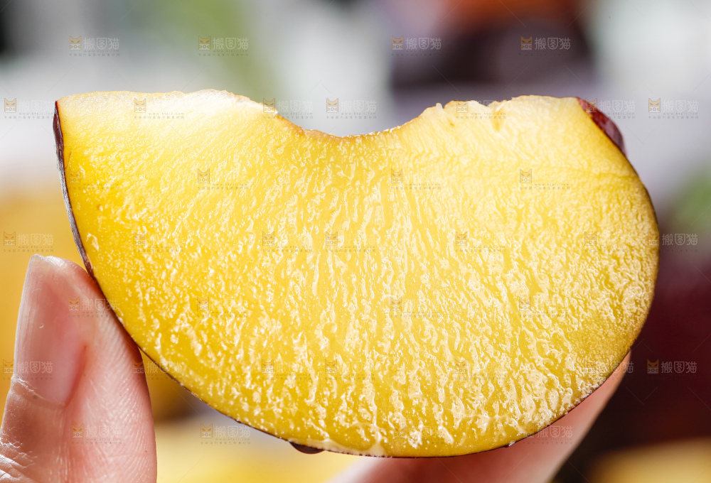 手里拿着黑李子