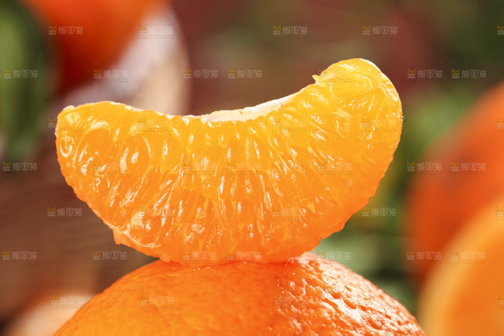 深底上放着春见橘柑