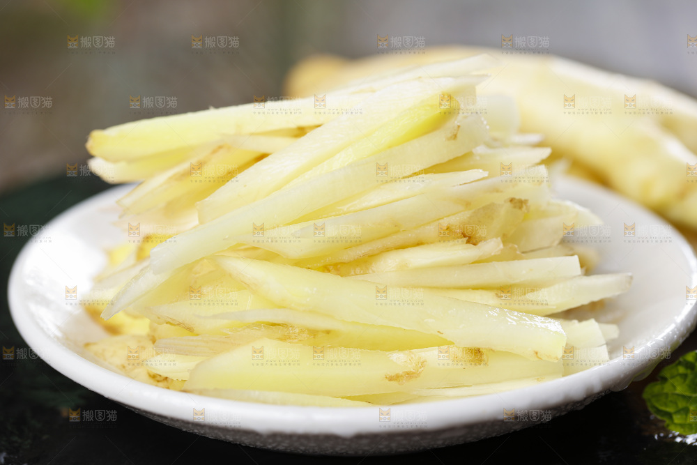 盘子里装着嫩姜姜丝