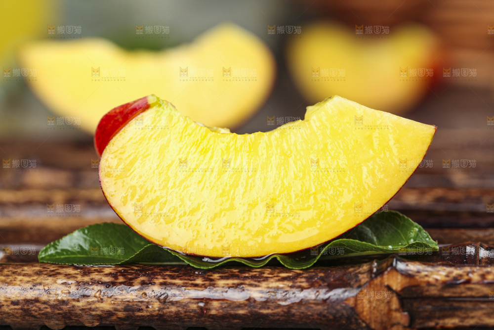 竹底上放着澳洲油桃