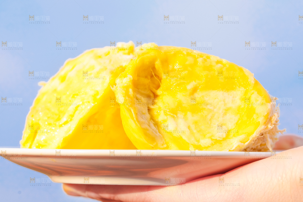 手里拿着黄肉榴莲