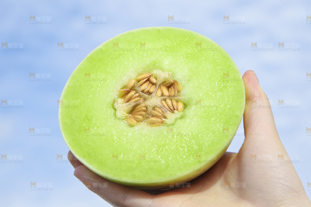 手里拿着新鲜玉菇蜜瓜