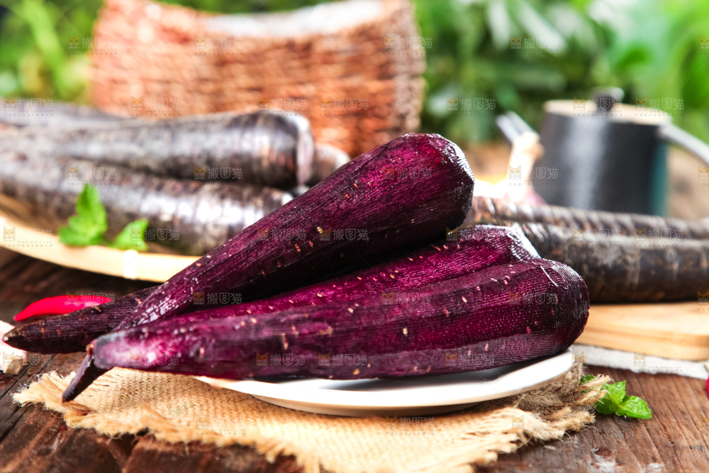 盘子里装着紫胡萝卜
