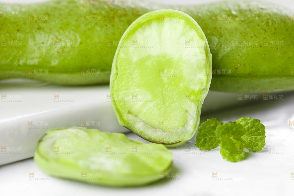 白底上放着青胡豆