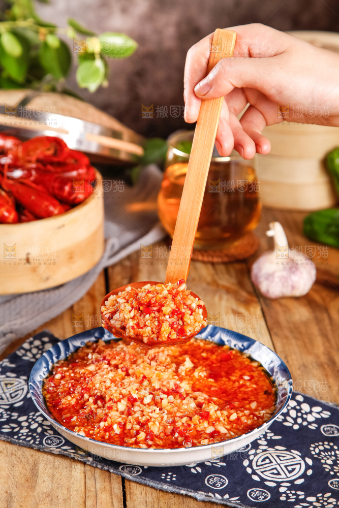盘子里的蒜蓉调料