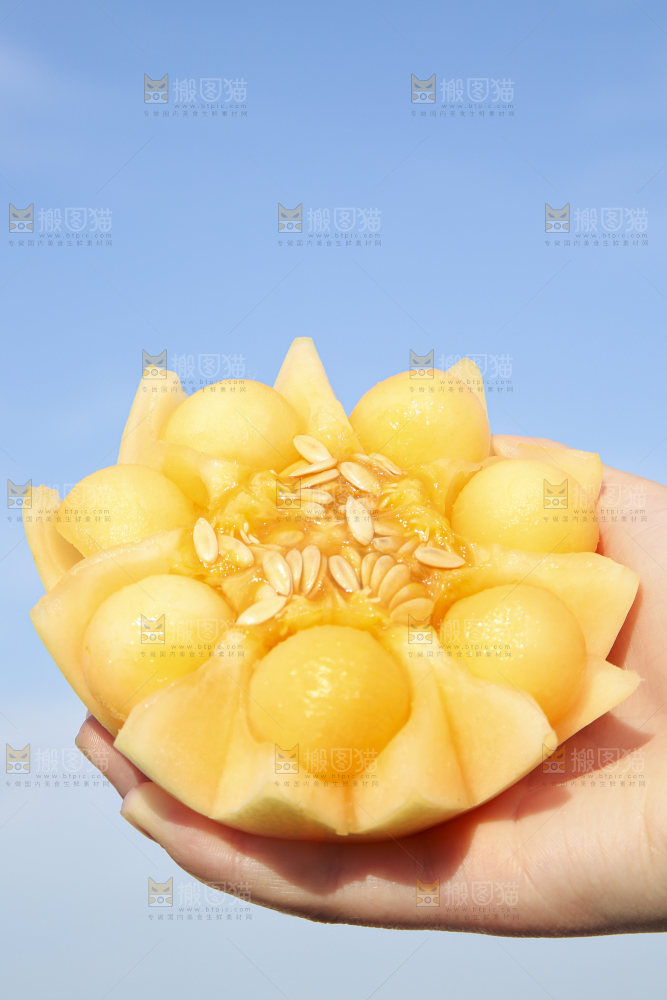 手里拿着东方蜜瓜