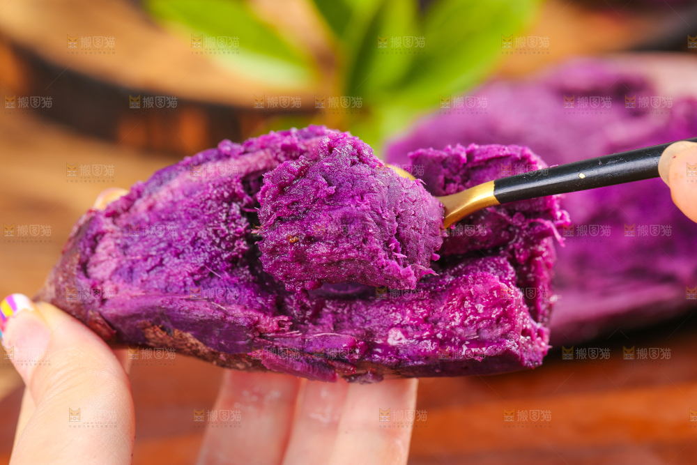 勺子里的紫薯果肉