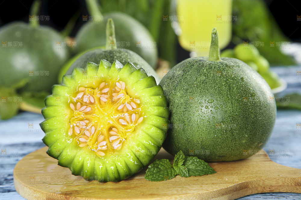 木底上放着绿宝香瓜