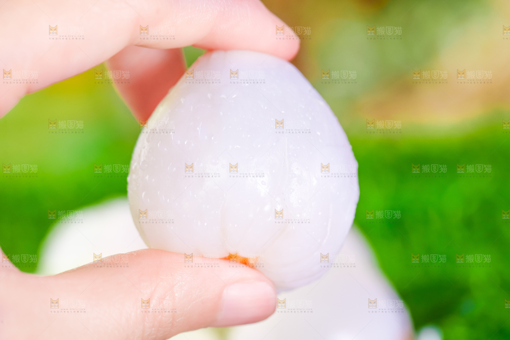 手里拿着剥皮了的荔枝