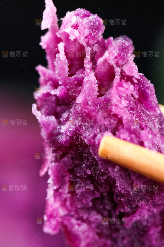 筷子夹着紫薯