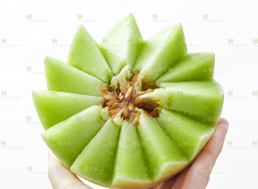 手里拿着玉菇香瓜