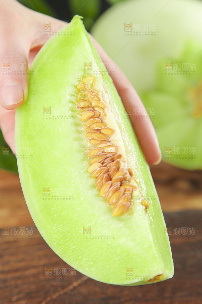 手里拿着新鲜玉菇蜜瓜