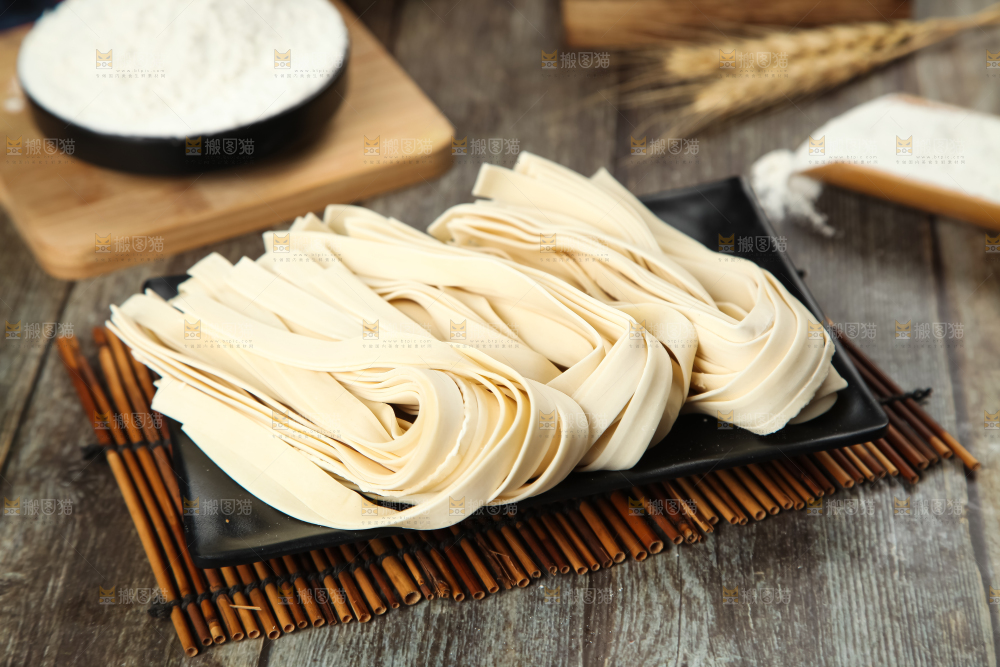 盘子里装着宽面条