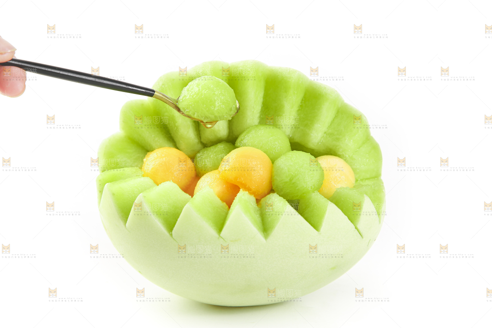 白底上摆放着玉菇蜜瓜