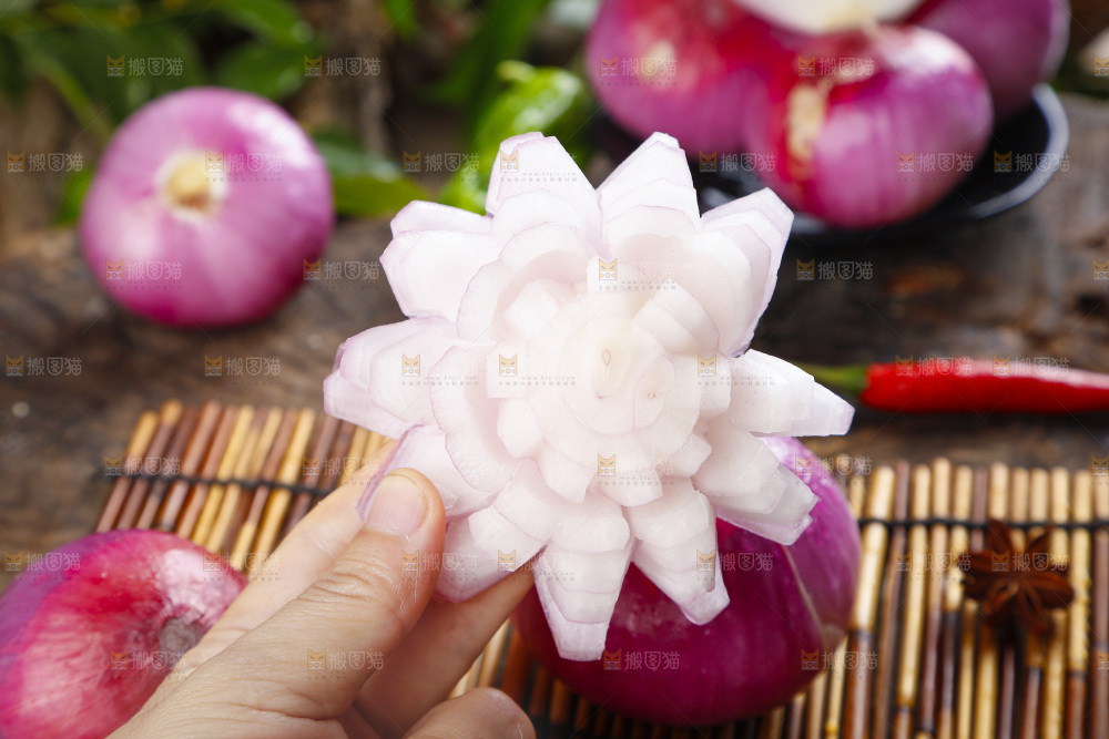 手里拿着新鲜洋葱