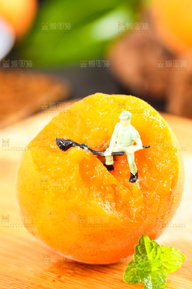 木底上摆放着杏子