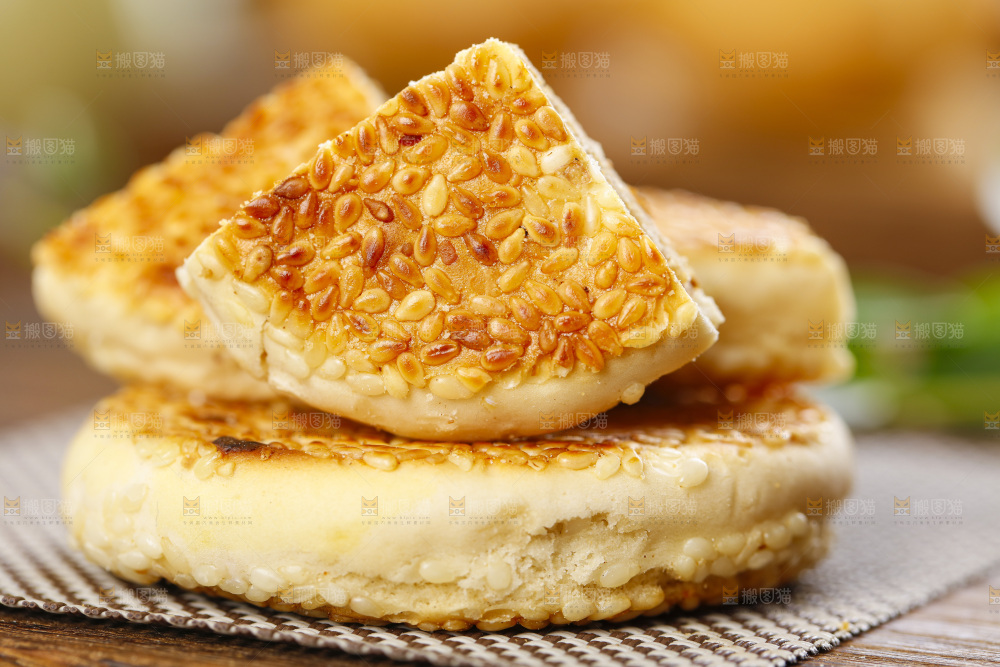 木板上放着胡麻饼