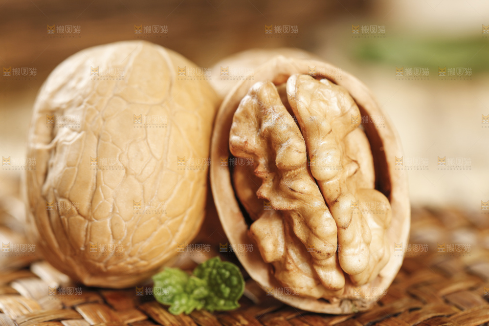 木底上摆放着核桃