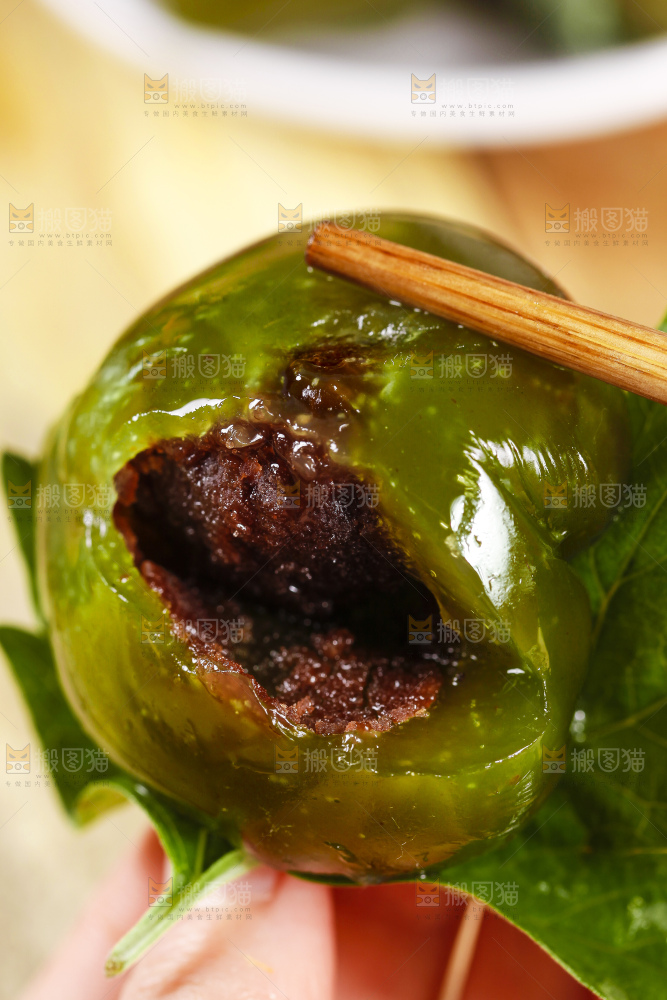 筷子夹着艾草青团