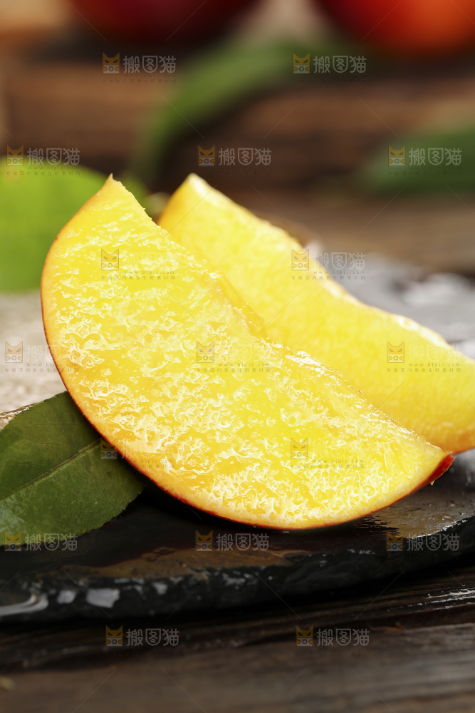 黑石板上的高原油桃