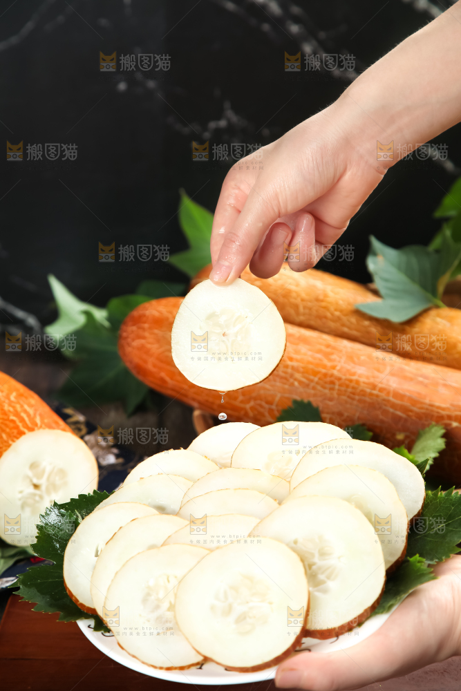 手里拿着新鲜老黄瓜