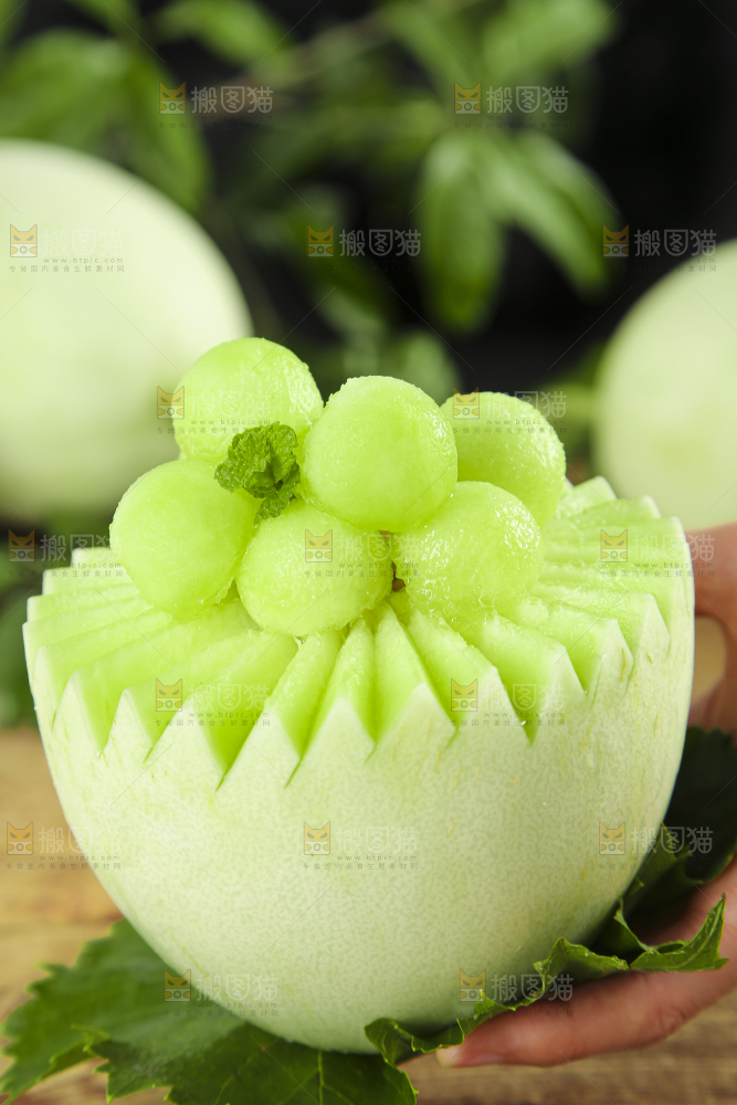 手里拿着玉菇蜜瓜