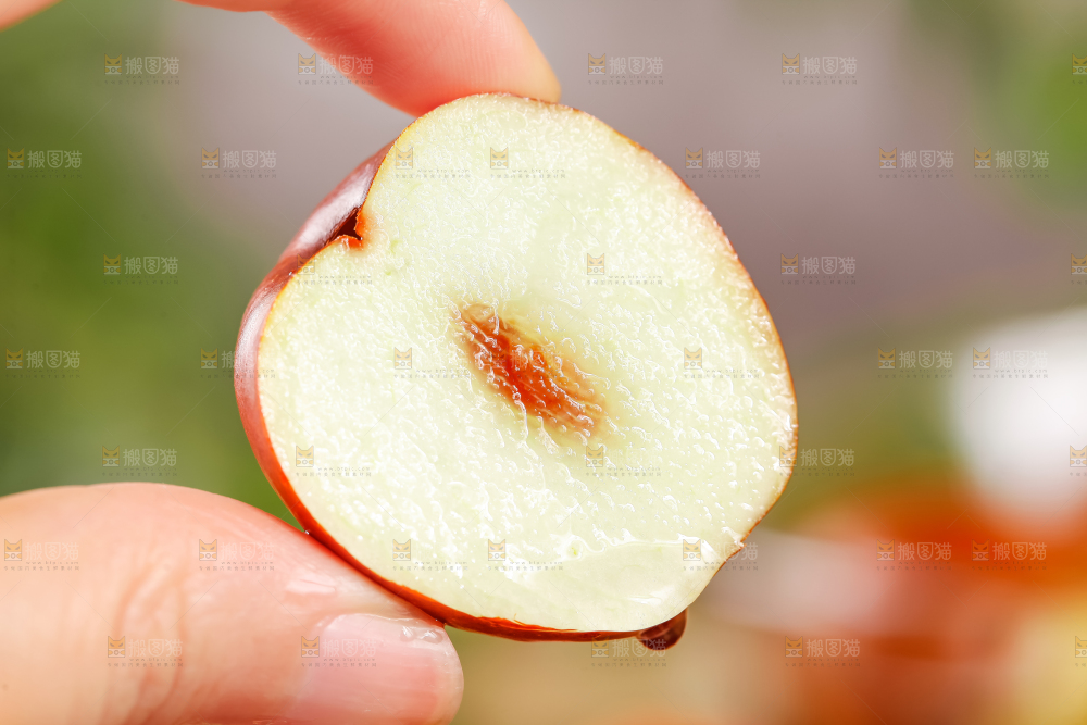 手里拿着沾化冬枣