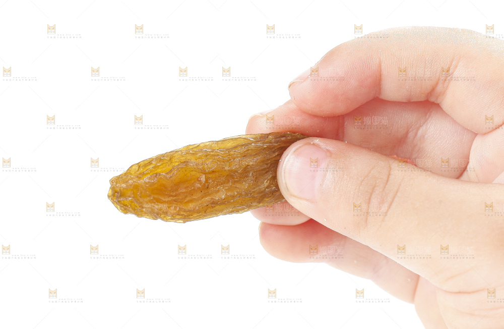 手里拿着黄葡萄干