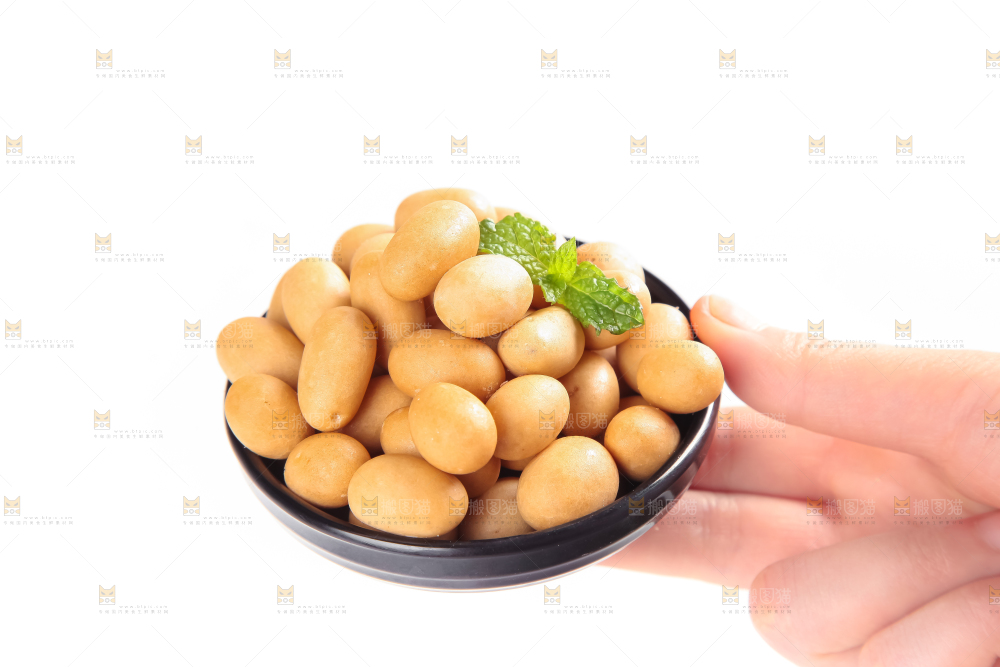 盘里装着鱼皮花生豆
