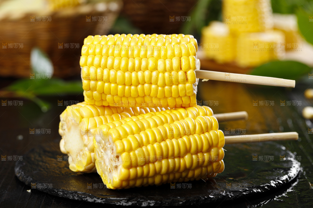 石板上放着黄玉米