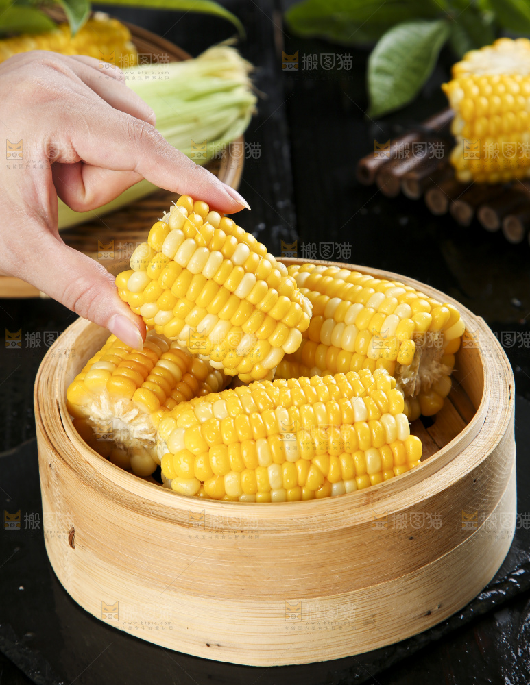 蒸笼里装着糯玉米