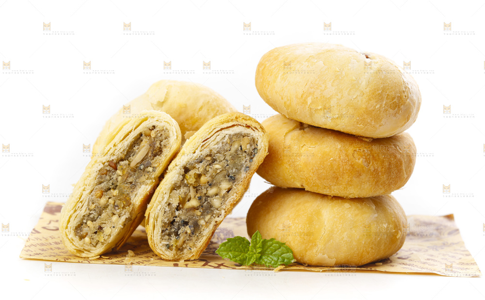 白底上摆放着一堆苏式月饼