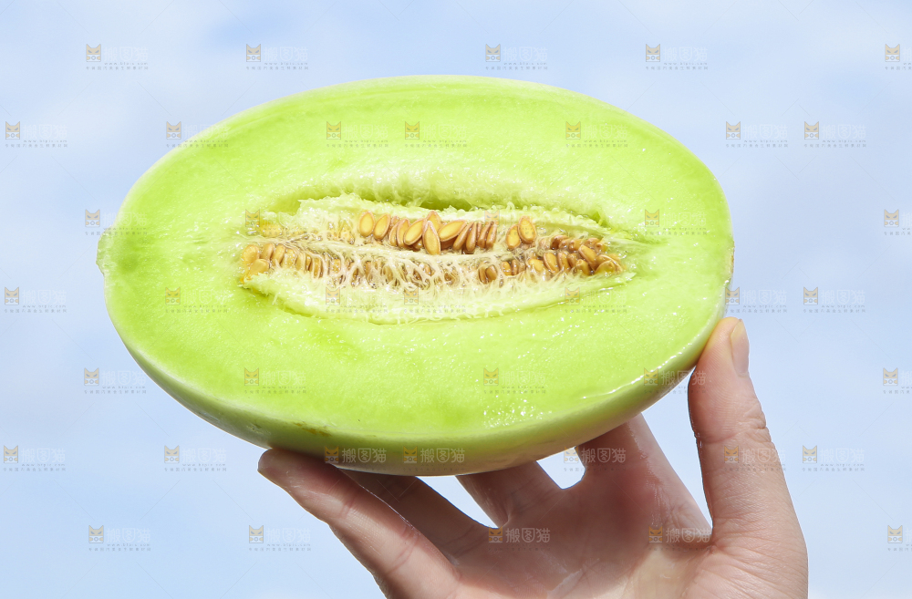 手里拿着玉菇香瓜