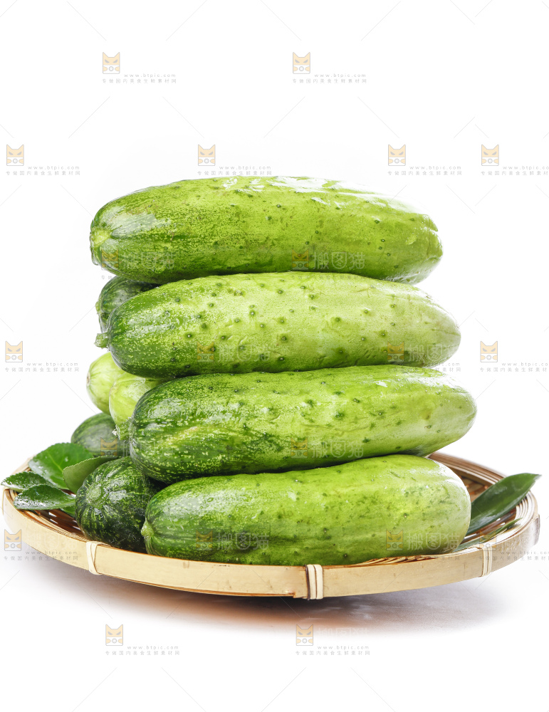 篮子里装着蔬菜黄瓜
