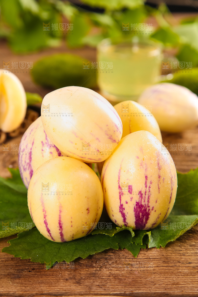 绿叶上摆放着人参圆果