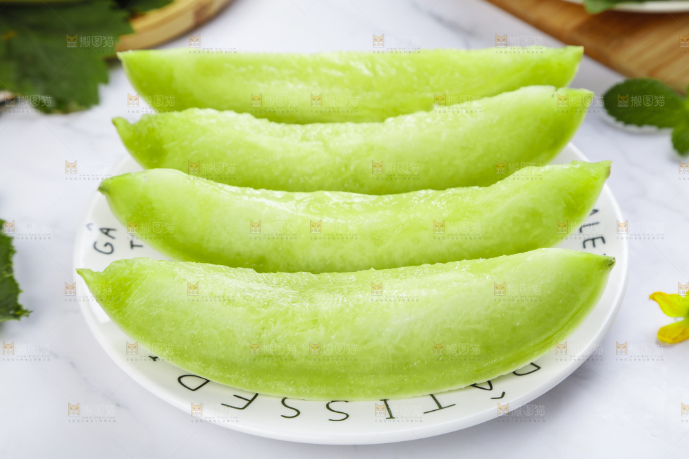 盘子里摆放着玉菇甜瓜