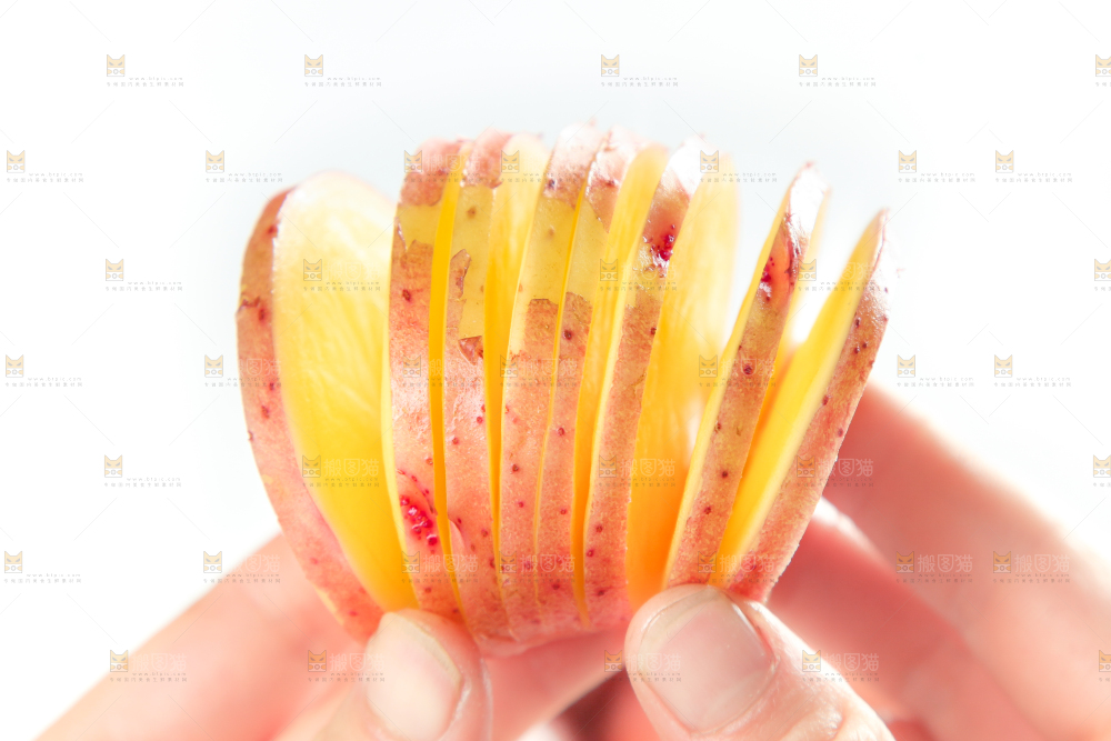 手里拿着红皮土豆