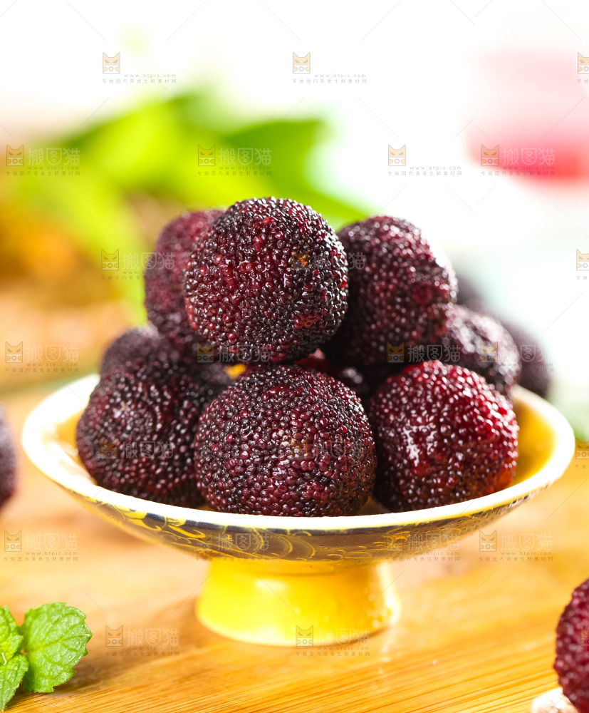 碟子里装着杨梅