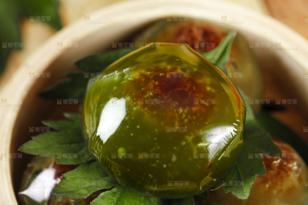 蒸笼里放着艾草青团