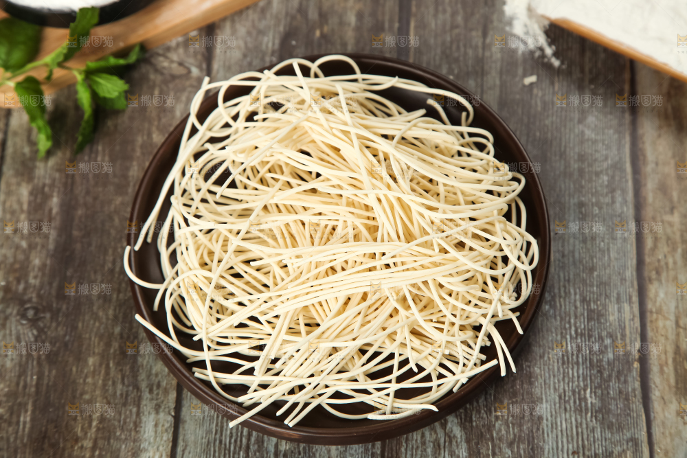 木板上放着一盘细面条