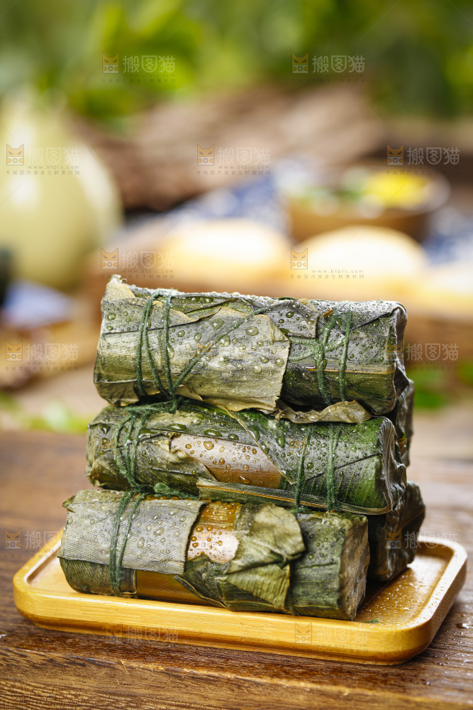 盘子里装着竹香肉粽